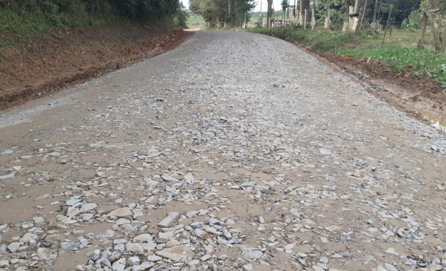 Conservação de vias rurais de Mallet, São Mateus do Sul e da Lapa tem vencedor - Cascalhamento PR-281 - Foto: DER-PR