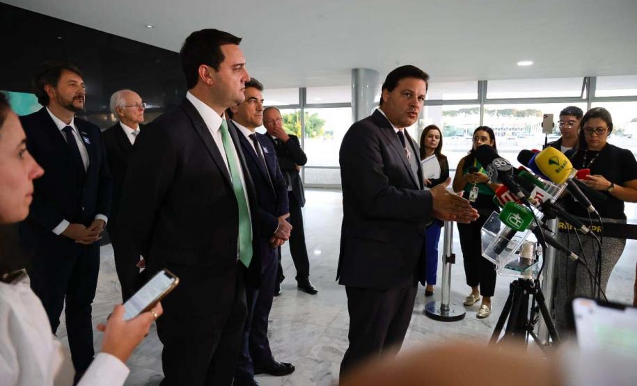 O governador Carlos Massa Ratinho Junior assinou nesta quarta-feira (03), em Brasília, em encontro com o presidente Luiz Inácio Lula da Silva e o ministro dos Transportes, Renan Filho, o documento que delega as rodovias estaduais do Paraná ao governo federal para a realização da nova concessão à iniciativa privada. É o maior projeto rodoviário em andamento no País. Foto: Jonathan Campos/AEN