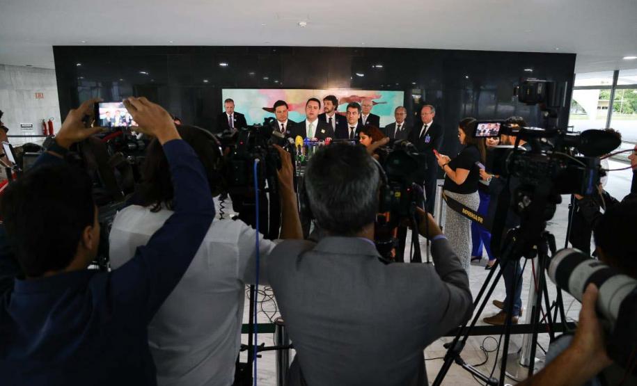 O governador Carlos Massa Ratinho Junior assinou nesta quarta-feira (03), em Brasília, em encontro com o presidente Luiz Inácio Lula da Silva e o ministro dos Transportes, Renan Filho, o documento que delega as rodovias estaduais do Paraná ao governo federal para a realização da nova concessão à iniciativa privada. É o maior projeto rodoviário em andamento no País. Foto: Jonathan Campos/AEN