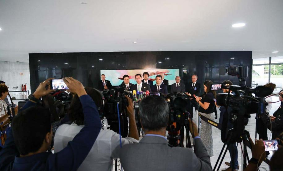 O governador Carlos Massa Ratinho Junior assinou nesta quarta-feira (03), em Brasília, em encontro com o presidente Luiz Inácio Lula da Silva e o ministro dos Transportes, Renan Filho, o documento que delega as rodovias estaduais do Paraná ao governo federal para a realização da nova concessão à iniciativa privada. É o maior projeto rodoviário em andamento no País. Foto: Jonathan Campos/AEN