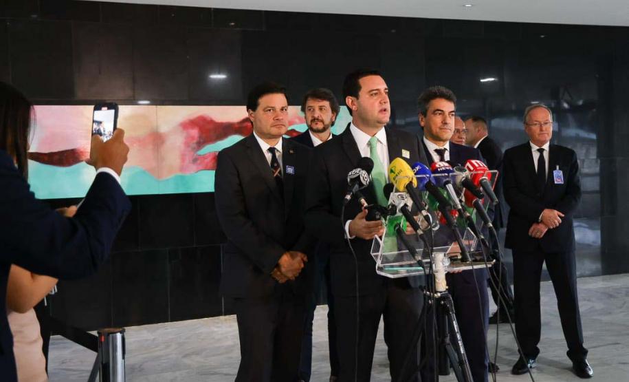 O governador Carlos Massa Ratinho Junior assinou nesta quarta-feira (03), em Brasília, em encontro com o presidente Luiz Inácio Lula da Silva e o ministro dos Transportes, Renan Filho, o documento que delega as rodovias estaduais do Paraná ao governo federal para a realização da nova concessão à iniciativa privada. É o maior projeto rodoviário em andamento no País. Foto: Jonathan Campos/AEN