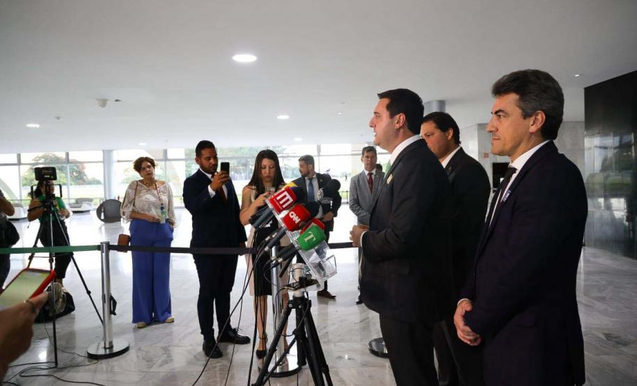 O governador Carlos Massa Ratinho Junior assinou nesta quarta-feira (03), em Brasília, em encontro com o presidente Luiz Inácio Lula da Silva e o ministro dos Transportes, Renan Filho, o documento que delega as rodovias estaduais do Paraná ao governo federal para a realização da nova concessão à iniciativa privada. É o maior projeto rodoviário em andamento no País. Foto: Jonathan Campos/AEN