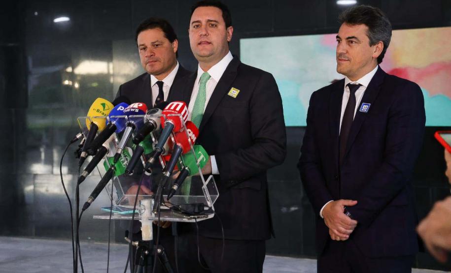 O governador Carlos Massa Ratinho Junior assinou nesta quarta-feira (03), em Brasília, em encontro com o presidente Luiz Inácio Lula da Silva e o ministro dos Transportes, Renan Filho, o documento que delega as rodovias estaduais do Paraná ao governo federal para a realização da nova concessão à iniciativa privada. É o maior projeto rodoviário em andamento no País. Foto: Jonathan Campos/AEN