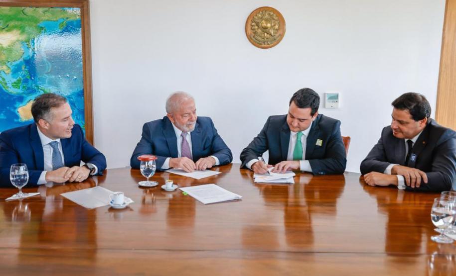 O governador Carlos Massa Ratinho Junior assinou nesta quarta-feira (03), em Brasília, em encontro com o presidente Luiz Inácio Lula da Silva e o ministro dos Transportes, Renan Filho, o documento que delega as rodovias estaduais do Paraná ao governo federal para a realização da nova concessão à iniciativa privada. É o maior projeto rodoviário em andamento no País. Foto: Ricardo Stuckert/PR