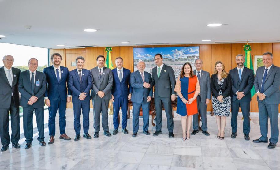 O governador Carlos Massa Ratinho Junior assinou nesta quarta-feira (03), em Brasília, em encontro com o presidente Luiz Inácio Lula da Silva e o ministro dos Transportes, Renan Filho, o documento que delega as rodovias estaduais do Paraná ao governo federal para a realização da nova concessão à iniciativa privada. É o maior projeto rodoviário em andamento no País. Foto: Ricardo Stuckert/PR