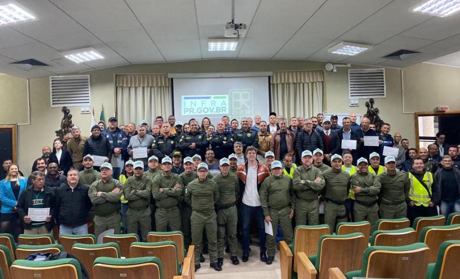 158 agentes de trânsito recebem certificação para fiscalizarem rodovias estaduais  Foto: DER-PR