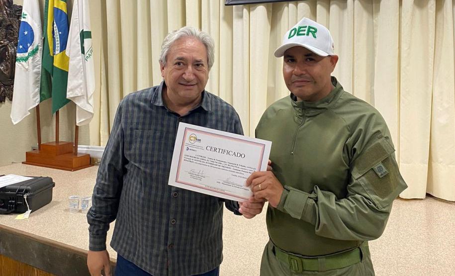 158 agentes de trânsito recebem certificação para fiscalizarem rodovias estaduais  Foto: DER-PR