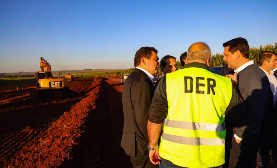 O governador Carlos Massa Ratinho Junior vistoriou nesta terça-feira (20) as obras de pavimentação da PR-239, entre Toledo e Assis Chateaubriand, no Oeste do Paraná. Foto: Jonathan Campos/AEN