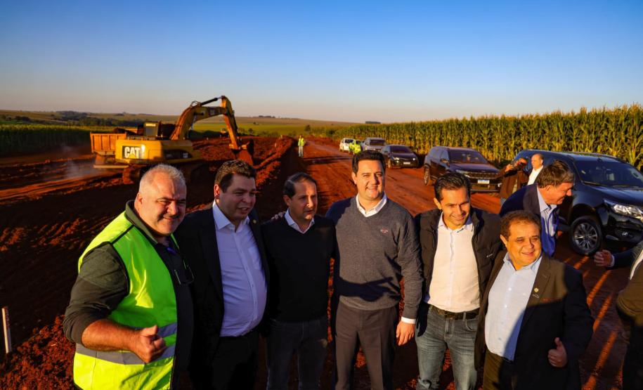 O governador Carlos Massa Ratinho Junior vistoriou nesta terça-feira (20) as obras de pavimentação da PR-239, entre Toledo e Assis Chateaubriand, no Oeste do Paraná. Foto: Jonathan Campos/AEN