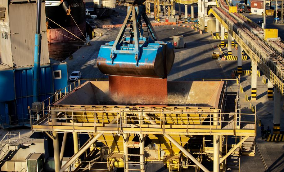 A descarga de fertilizantes nos portos paranaenses aumentou nos últimos dois meses. Foto: Cláudio Neves / Portos do Paraná