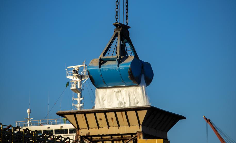 A descarga de fertilizantes nos portos paranaenses aumentou nos últimos dois meses. Foto: Cláudio Neves / Portos do Paraná