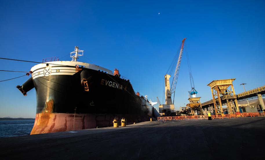 A descarga de fertilizantes nos portos paranaenses aumentou nos últimos dois meses. Foto: Cláudio Neves / Portos do Paraná