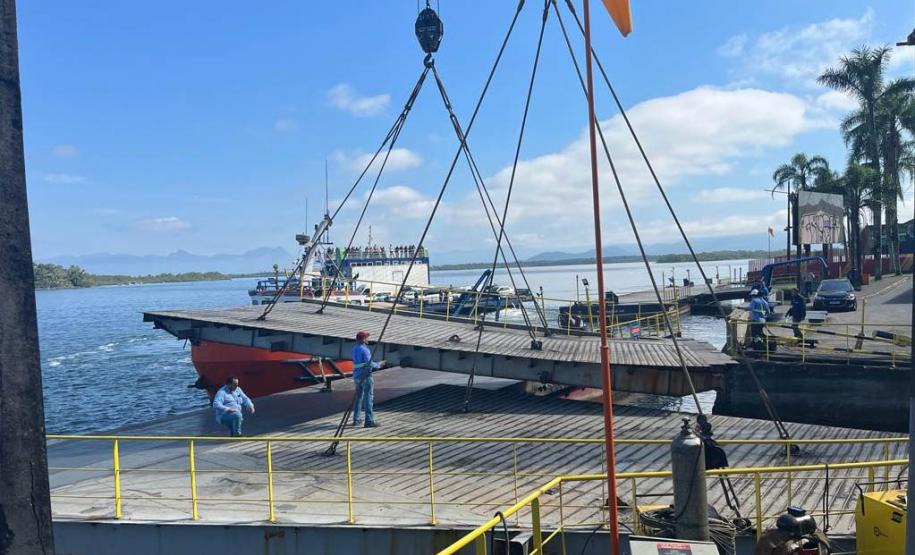 Substituição de ponte flutuante na travessia do Ferry Boat de Guaratuba Foto: DER-PR