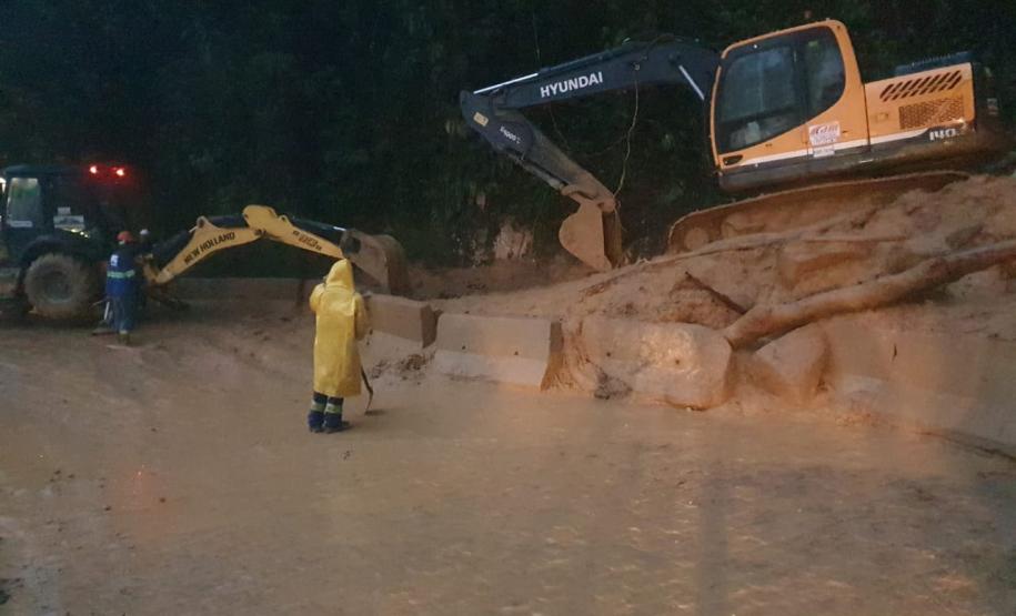 Estrada da Graciosa é bloqueada após deslizamento de terra no km 11 Foto: DER-PR