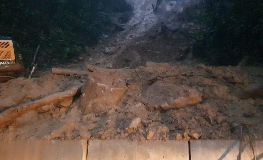 Estrada da Graciosa é bloqueada após deslizamento de terra no km 11 Foto: DER-PR