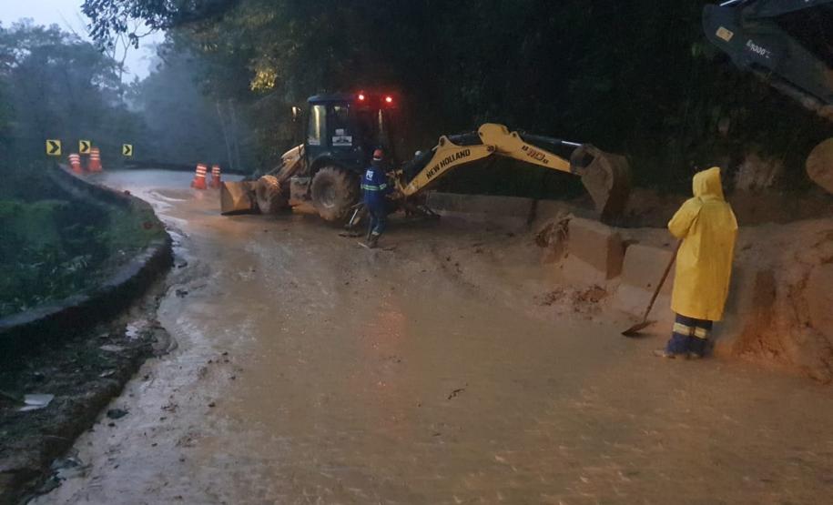 Estrada da Graciosa é bloqueada após deslizamento de terra no km 11 Foto: DER-PR