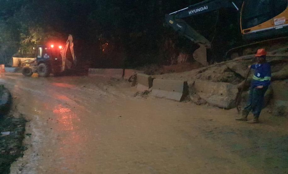 Estrada da Graciosa é bloqueada após deslizamento de terra no km 11 Foto: DER-PR