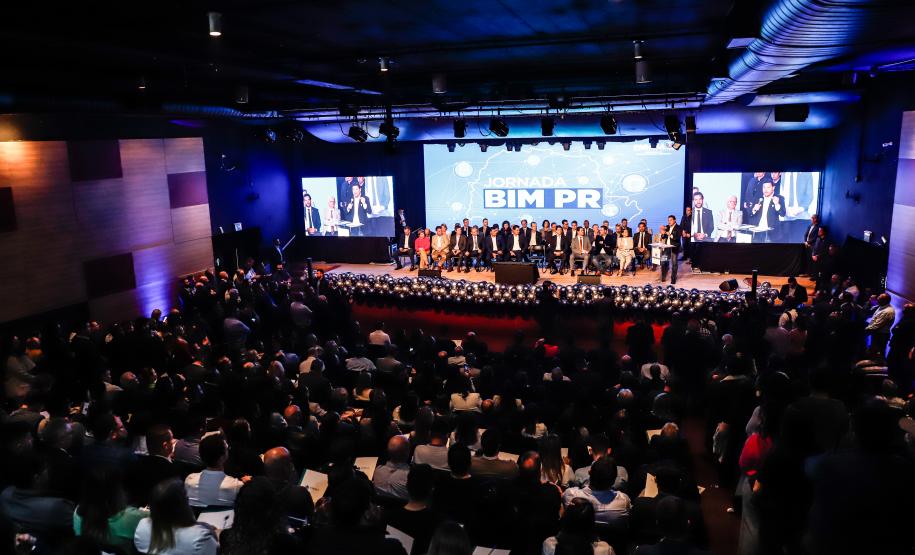 Mais agilidade, transparência e eficiência no planejamento e na execução das obras públicas. Com o objetivo de difundir estas boas práticas por todos os municípios, o governador Carlos Massa Ratinho Junior lançou nesta segunda-feira (21), no Museu Oscar Niemeyer, a Jornada BIM Paraná. Foto: Rodrigo Félix Leal / SEIL