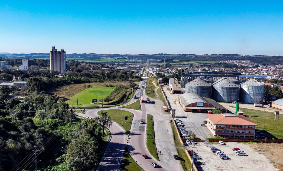 Leilão do 1º lote das novas concessões rodoviárias do Paraná será na próxima semana. Na foto, a BR-476 com a PR-427. Foto: Roberto Dziura Jr/AEN