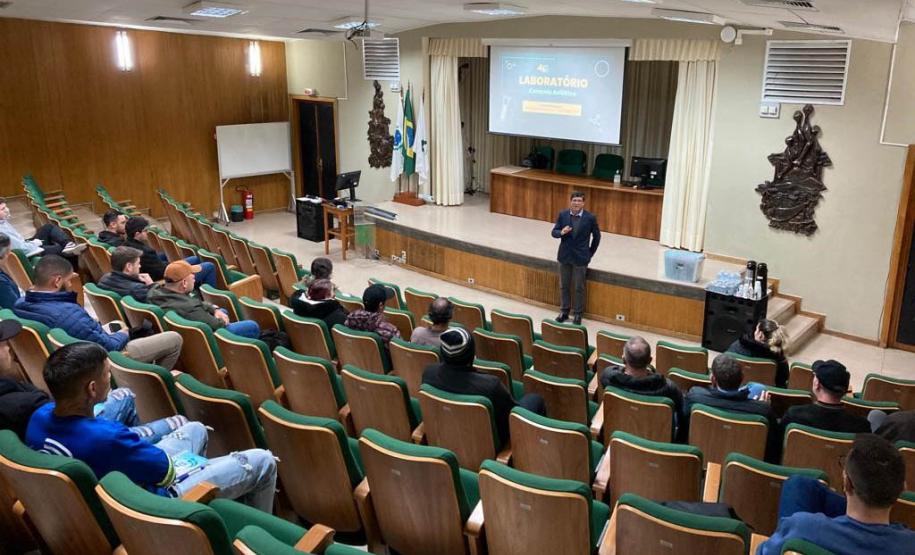 DER/PR firma parceria para realização de cursos e modernização de laboratório de asfalto Foto: DER-PR