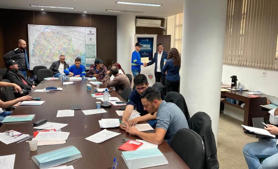 DER/PR firma parceria para realização de cursos e modernização de laboratório de asfalto Foto: DER-PR