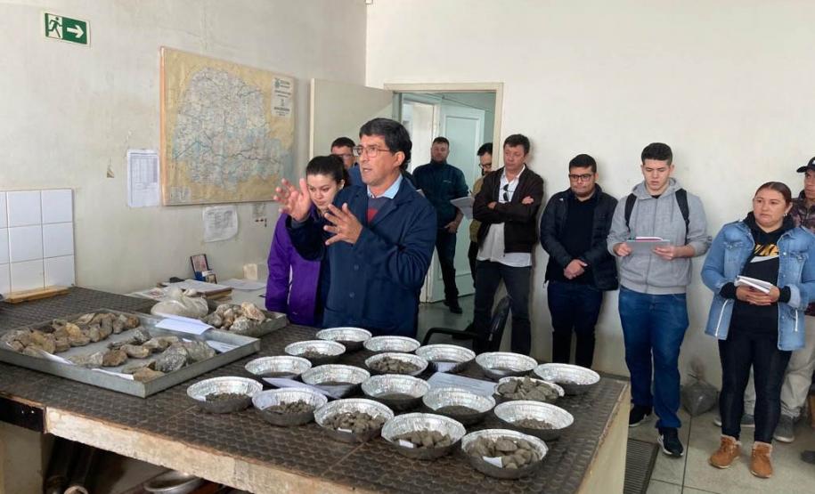 DER/PR firma parceria para realização de cursos e modernização de laboratório de asfalto Foto: DER-PR