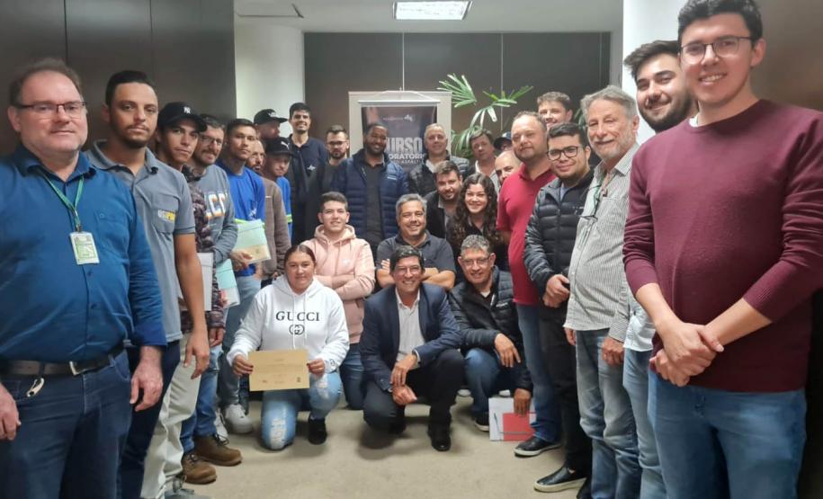 DER/PR firma parceria para realização de cursos e modernização de laboratório de asfalto Foto: DER-PR