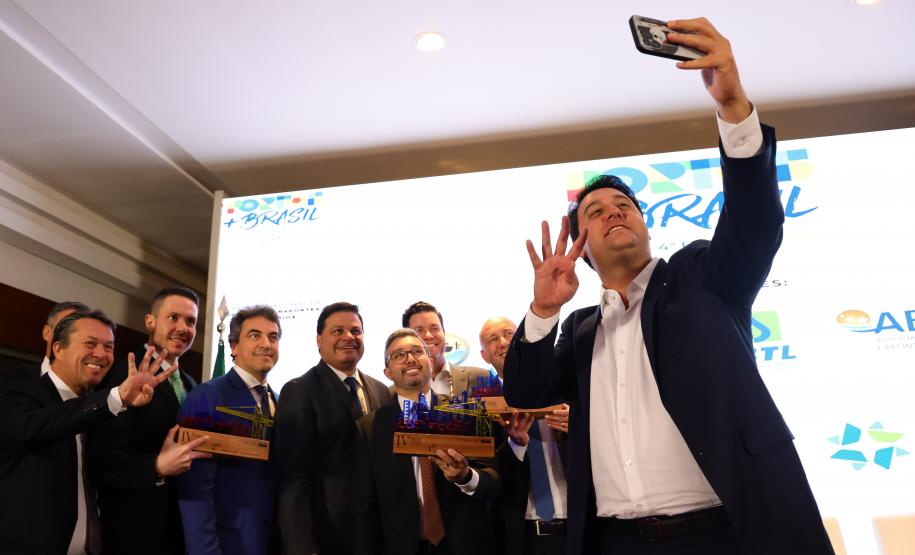 Governador Carlos Massa Ratinho Junior participa da quarta edição do Prêmio Portos + Brasil, promovida pelo Ministério de Portos e Aeroportos na noite desta quarta-feira (9), em Brasília.  Foto: Jonathan Campos/AEN