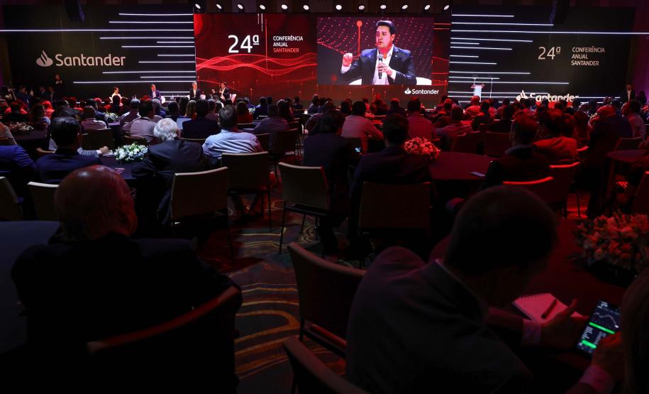 O governador Carlos Massa Ratinho Junior participou nesta quarta-feira (23), em São Paulo, de uma conferência promovida pelo banco Santander e destacou o avanço das concessões para a transformar a infraestrutura do Estado. Foto: Jonathan Campos/AEN