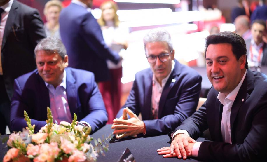 O governador Carlos Massa Ratinho Junior participou nesta quarta-feira (23), em São Paulo, de uma conferência promovida pelo banco Santander e destacou o avanço das concessões para a transformar a infraestrutura do Estado. Foto: Jonathan Campos/AEN