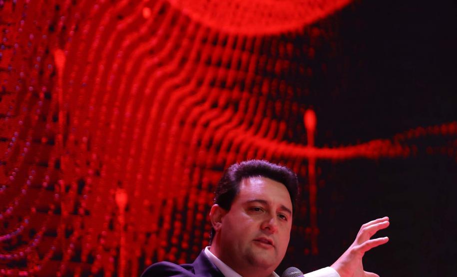 O governador Carlos Massa Ratinho Junior participou nesta quarta-feira (23), em São Paulo, de uma conferência promovida pelo banco Santander e destacou o avanço das concessões para a transformar a infraestrutura do Estado. Foto: Jonathan Campos/AEN