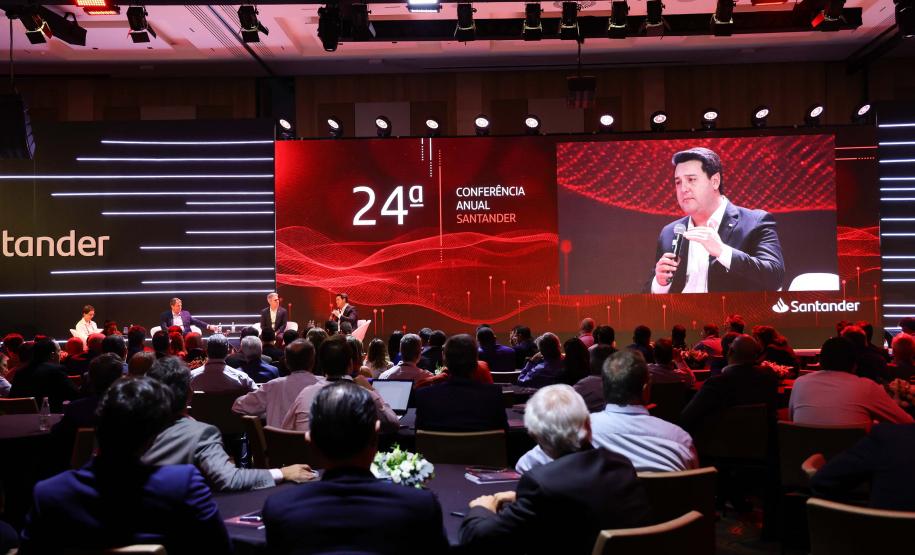 O governador Carlos Massa Ratinho Junior participou nesta quarta-feira (23), em São Paulo, de uma conferência promovida pelo banco Santander e destacou o avanço das concessões para a transformar a infraestrutura do Estado. Foto: Jonathan Campos/AEN