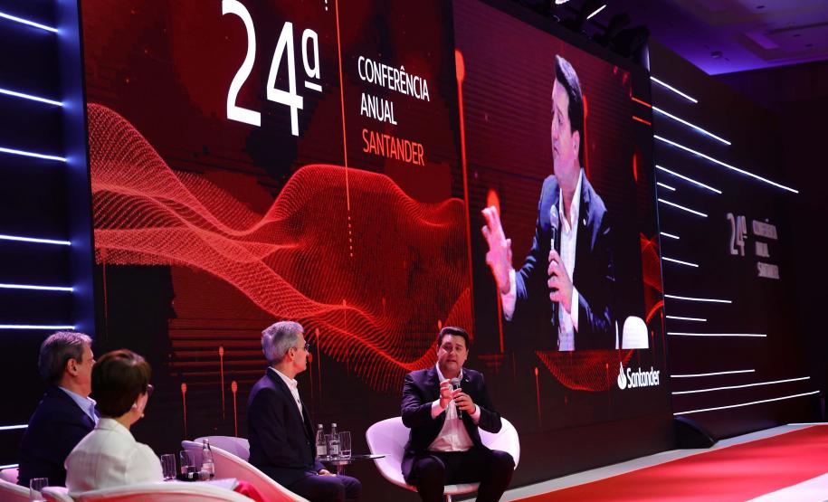 O governador Carlos Massa Ratinho Junior participou nesta quarta-feira (23), em São Paulo, de uma conferência promovida pelo banco Santander e destacou o avanço das concessões para a transformar a infraestrutura do Estado. Foto: Jonathan Campos/AEN