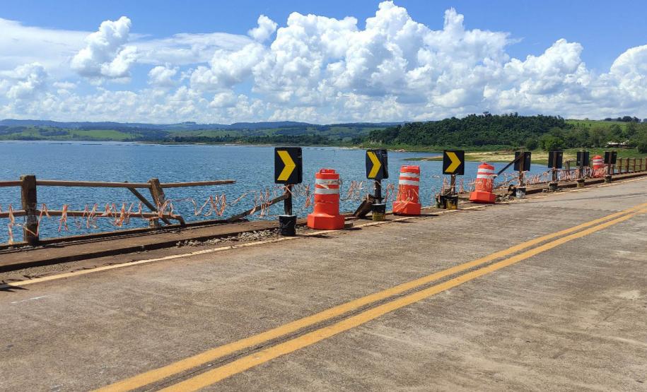 Governo do Paraná assina contrato de R$ 7,6 mi para reforma de pontes no Norte Pioneiro - Ponte Rio Itararé - Represa de Chavantes PR-218 em Carlópolis danos 01 Foto: DER-PR