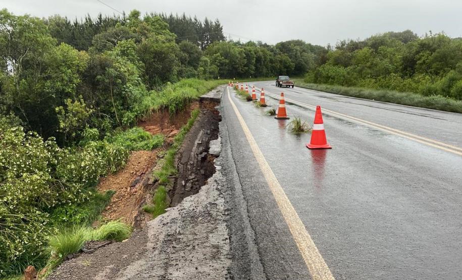 Escorregamento de terra atinge PR-170 entre Guarapuava e Pinhão Foto: DER-PR