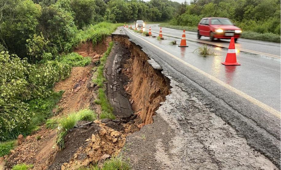 Escorregamento de terra atinge PR-170 entre Guarapuava e Pinhão Foto: DER-PR
