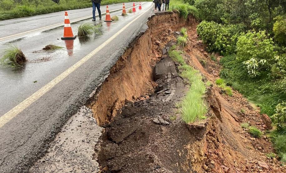 Escorregamento de terra atinge PR-170 entre Guarapuava e Pinhão Foto: DER-PR