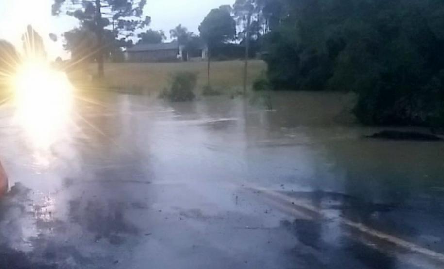 Rodovia entre Irati e Inácio Martins é bloqueada após rio transbordar Foto: DER-PR