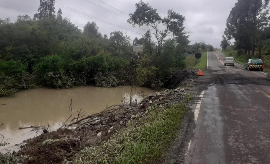 Defesa Civil e Bombeiros seguem apoiando municípios; rodovias ainda têm bloqueios - PR-364 em Irati Foto: DER-PR