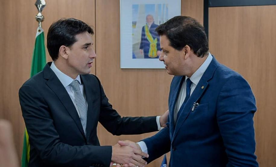 Nesta quarta-feira (22) o secretário de Infraestrutura e Logística do Paraná e deputado federal, Sandro Alex, se reuniu em Brasília com o ministro de Portos e Aeroportos, Silvio Costa Filho, para garantir a instalação do Sistema de Pouso por Instrumento (ILS, na sigla em inglês) no Aeroporto Governador José Richa, em Londrina, no Norte do Paraná.