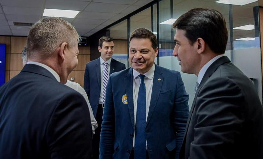 Nesta quarta-feira (22) o secretário de Infraestrutura e Logística do Paraná e deputado federal, Sandro Alex, se reuniu em Brasília com o ministro de Portos e Aeroportos, Silvio Costa Filho, para garantir a instalação do Sistema de Pouso por Instrumento (ILS, na sigla em inglês) no Aeroporto Governador José Richa, em Londrina, no Norte do Paraná.