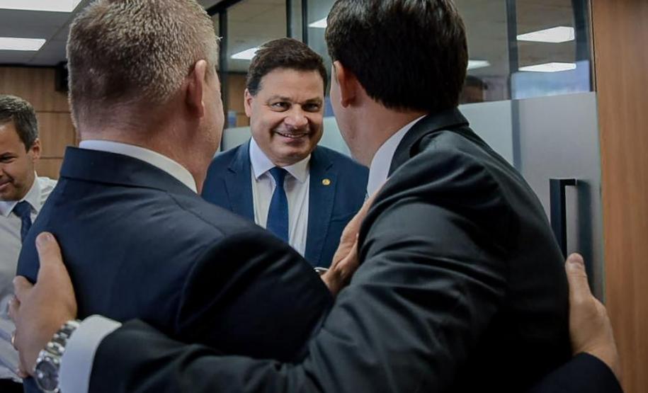 Nesta quarta-feira (22) o secretário de Infraestrutura e Logística do Paraná e deputado federal, Sandro Alex, se reuniu em Brasília com o ministro de Portos e Aeroportos, Silvio Costa Filho, para garantir a instalação do Sistema de Pouso por Instrumento (ILS, na sigla em inglês) no Aeroporto Governador José Richa, em Londrina, no Norte do Paraná.