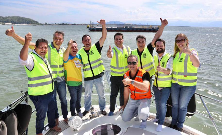 Obra da Ponte de Guaratuba-Matinhos recebe nova balsa de apoio marítimo  Foto: Rodrigo Félix Leal/SEILPR
