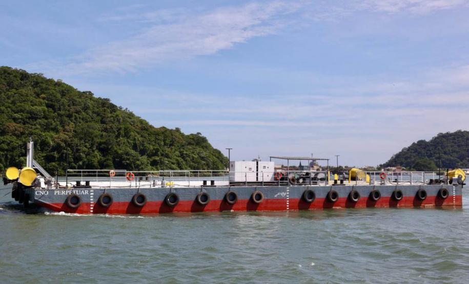 Obra da Ponte de Guaratuba-Matinhos recebe nova balsa de apoio marítimo  Foto: Rodrigo Félix Leal/SEILPR