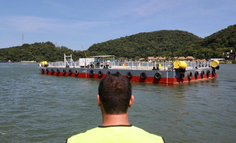 Obra da Ponte de Guaratuba-Matinhos recebe nova balsa de apoio marítimo  Foto: Rodrigo Félix Leal/SEILPR