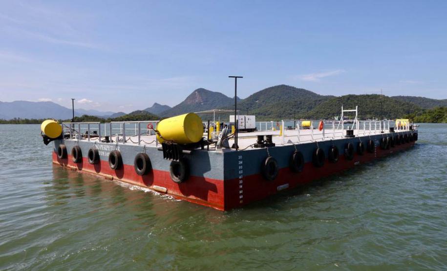 Obra da Ponte de Guaratuba-Matinhos recebe nova balsa de apoio marítimo  Foto: Rodrigo Félix Leal/SEILPR