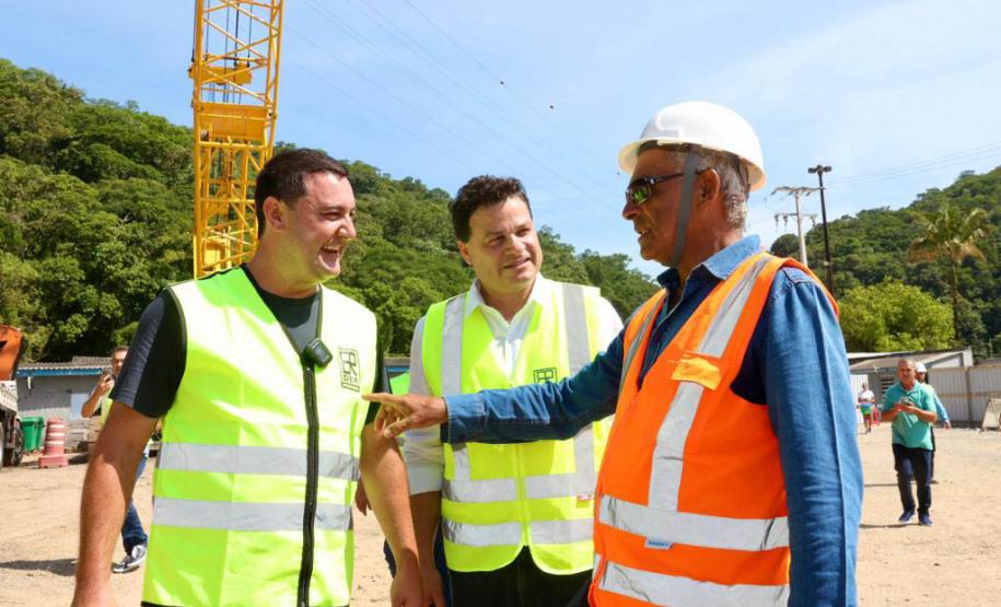 Obra da Ponte de Guaratuba-Matinhos recebe nova balsa de apoio marítimo  Foto: Rodrigo Félix Leal/SEILPR