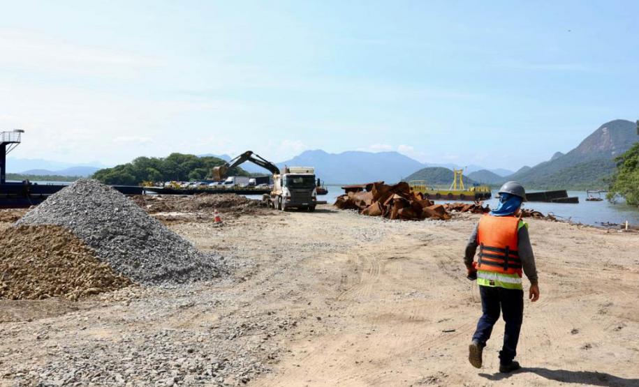 Obra da Ponte de Guaratuba-Matinhos recebe nova balsa de apoio marítimo  Foto: Rodrigo Félix Leal/SEILPR