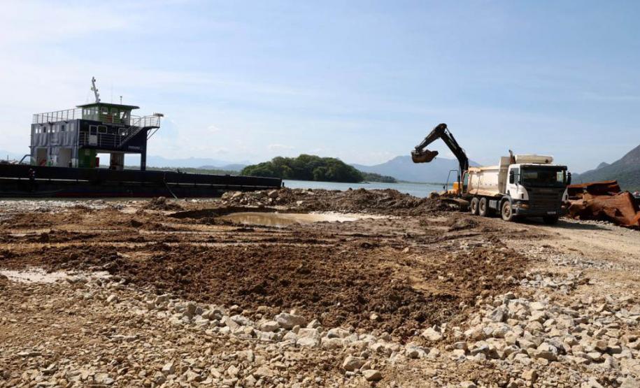 Obra da Ponte de Guaratuba-Matinhos recebe nova balsa de apoio marítimo  Foto: Rodrigo Félix Leal/SEILPR