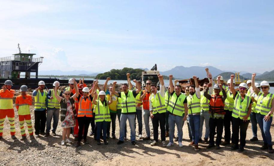 Obra da Ponte de Guaratuba-Matinhos recebe nova balsa de apoio marítimo  Foto: Rodrigo Félix Leal/SEILPRObra da Ponte de Guaratuba-Matinhos recebe nova balsa de apoio marítimo  Foto: Rodrigo Félix Leal/SEILPR